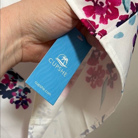 New, Floral V-Neck Women's Top - Picture 3 of 6